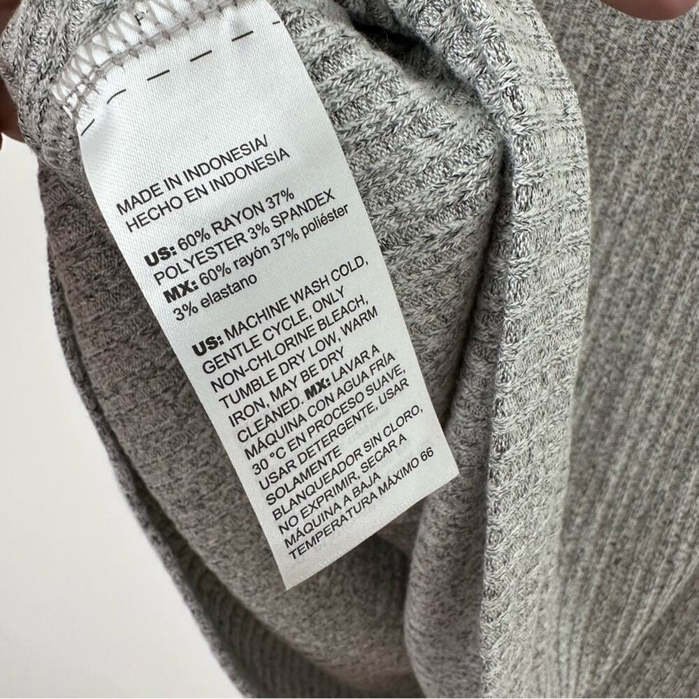 Chico's Light Gray Ribbed V-Neck Sleeveless Knit Tank - Picture 4 of 7